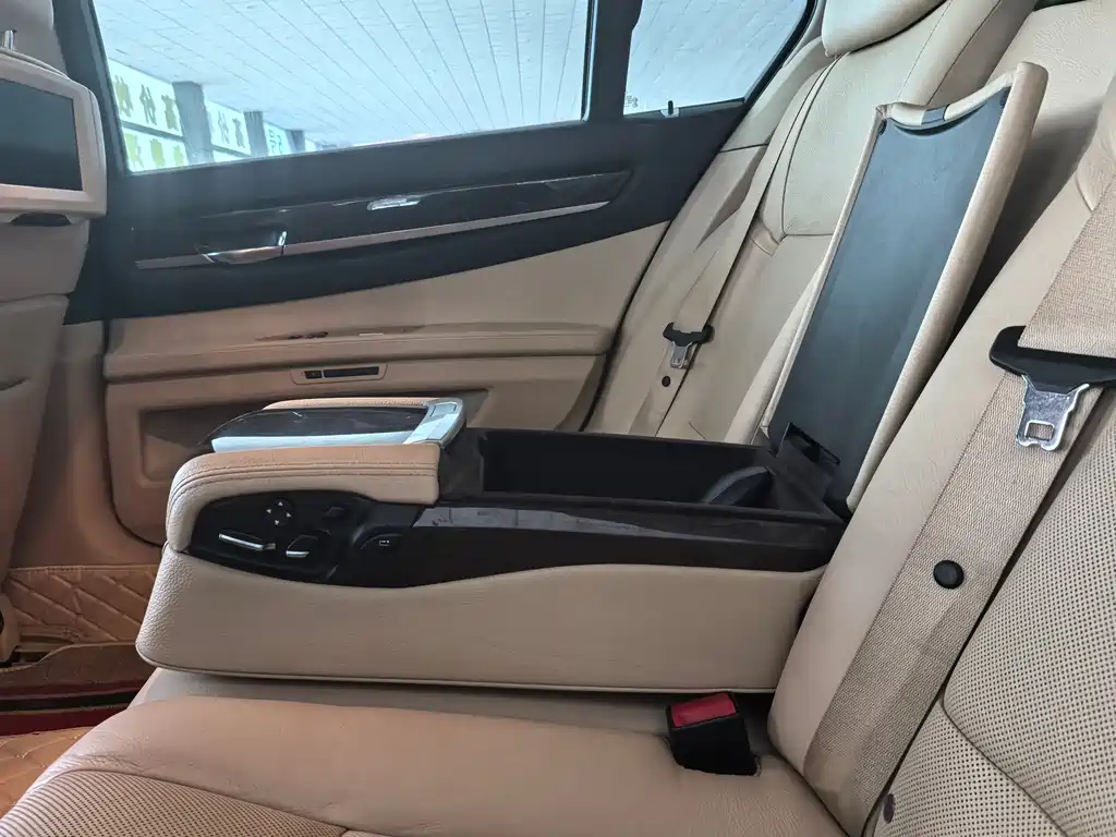 BMW 7 Series 2012 — фото 10