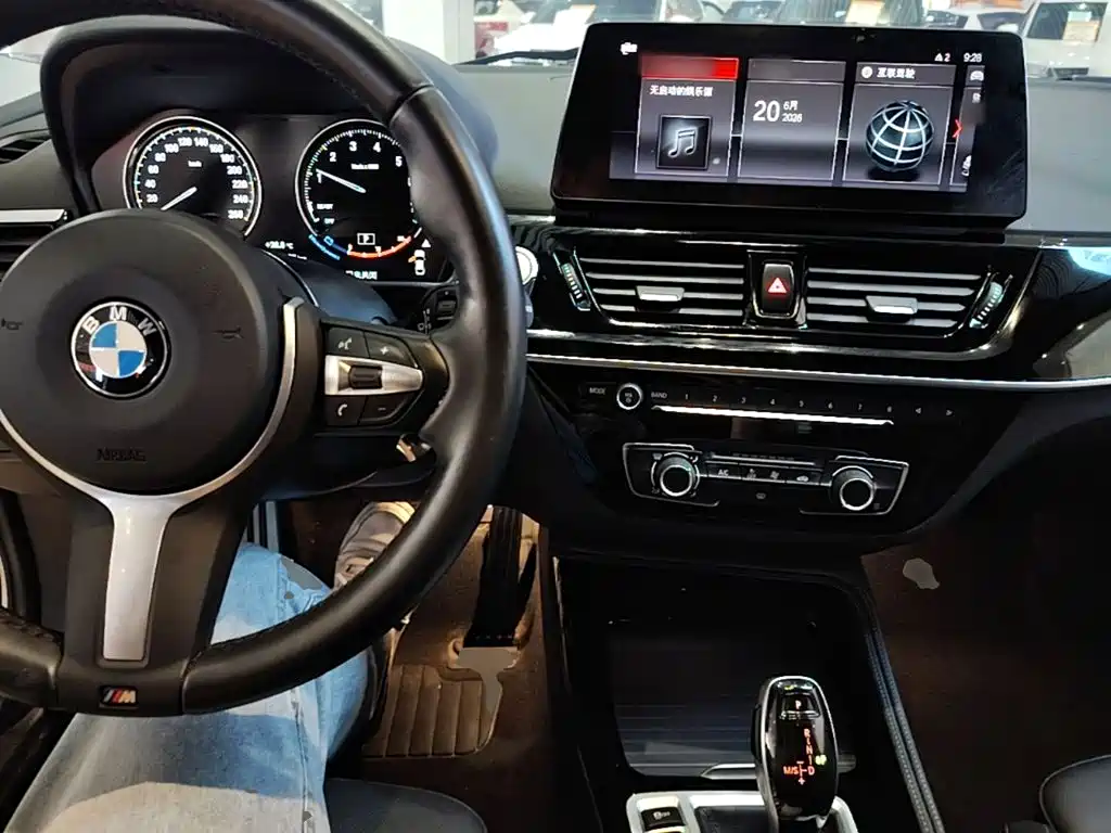 BMW 1 Series 2021 — фото 10