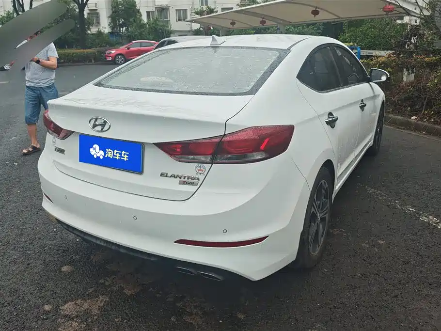 Hyundai Elantra 2018 — фото 3