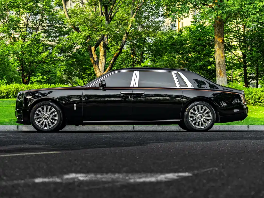 Rolls-Royce Phantom 2023 — фото 21