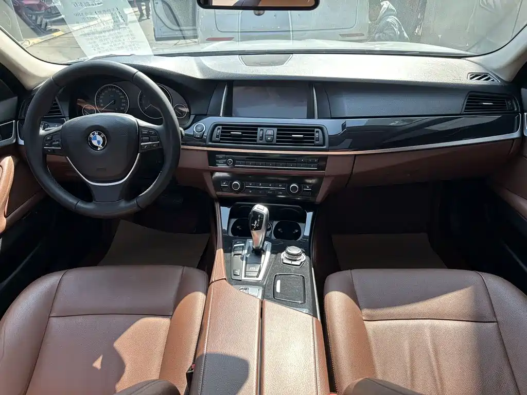 BMW 5 Series 2017 — фото 13