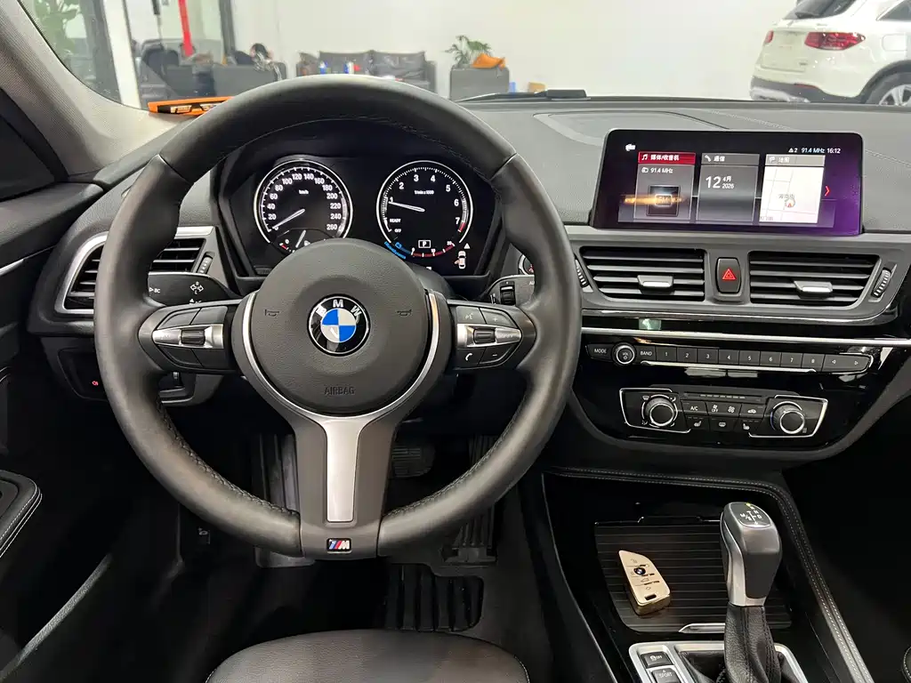 BMW 1 Series 2019 — фото 10