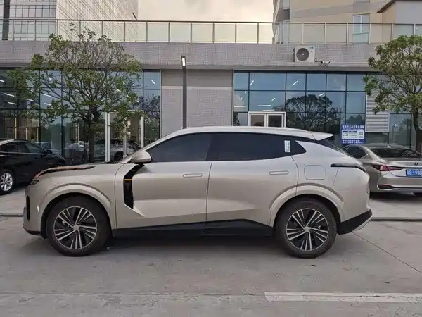 Lynk & Co 08 EM-P 2025