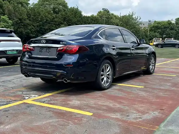 Infiniti Q70 2016