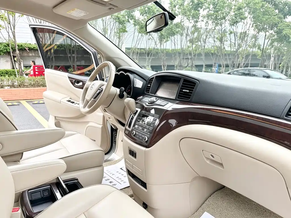 Nissan Quest 2015 — фото 11