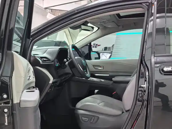 Toyota Granvia 2023