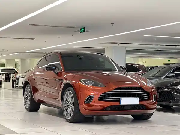 Aston Martin DBX 2021