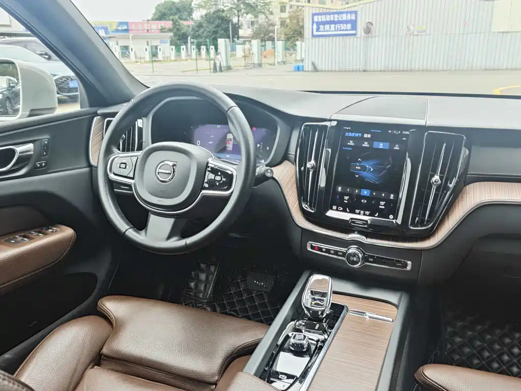 Volvo XC60 2021 — фото 10