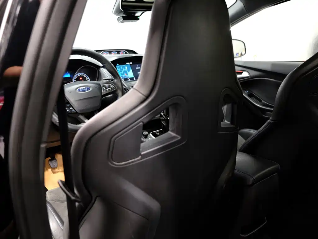 Ford Focus 2018 — фото 17