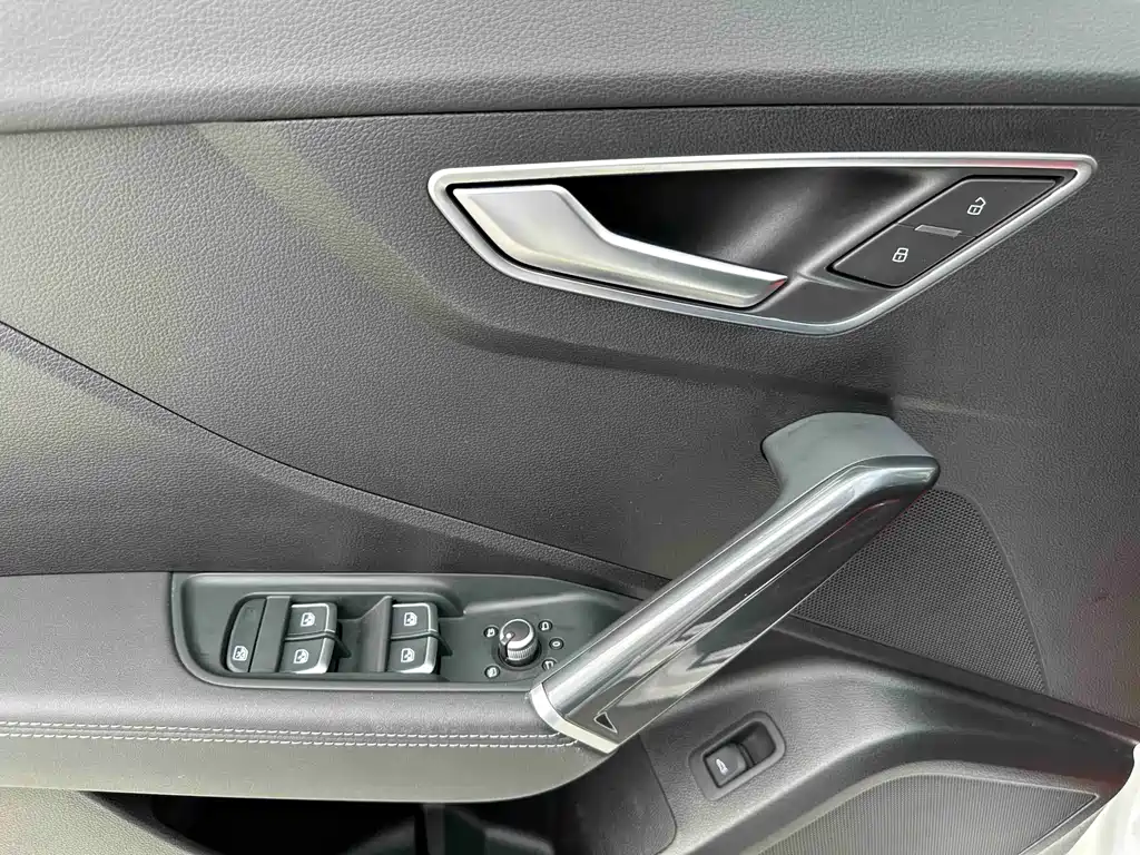 Audi Q2L 2023 — фото 11