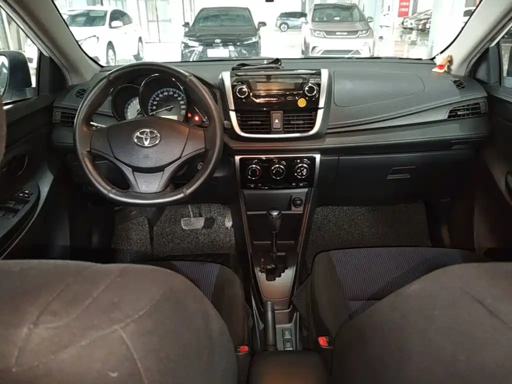 Toyota Yaris L 2017 — фото 10