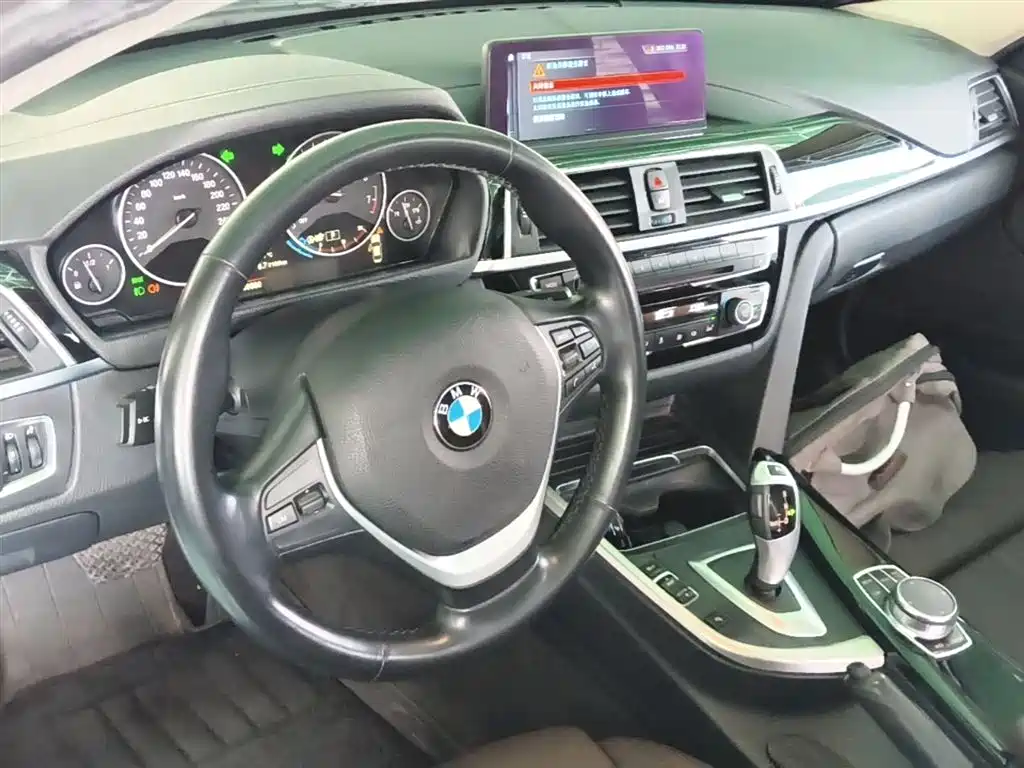 BMW 3 Series 2019 — фото 10