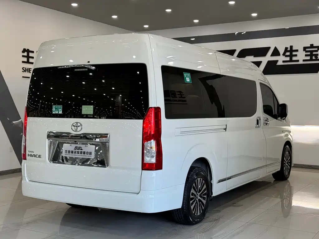 Toyota Hiace 2023 — фото 4