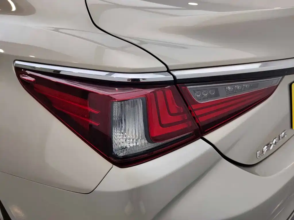 Lexus ES 2019 — фото 17