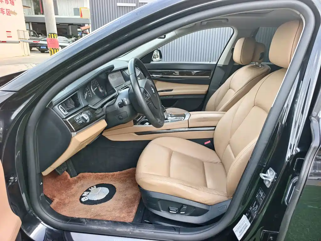 BMW 7 Series 2012 — фото 11