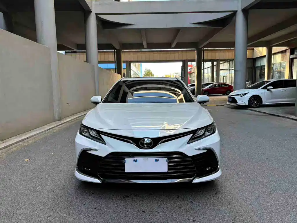 Toyota Camry 2023 — фото 2