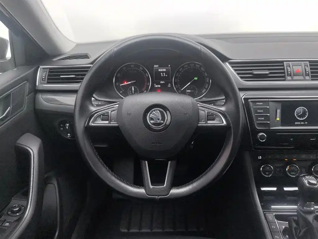 Skoda Superb 2017 — фото 11