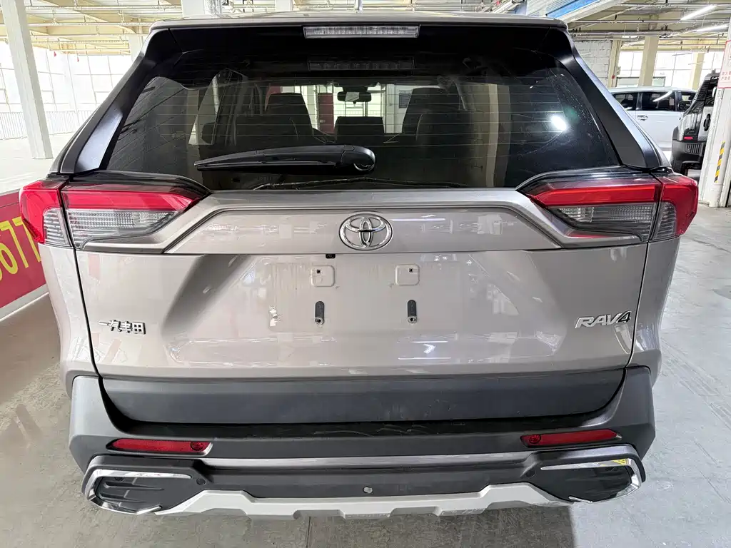 Toyota RAV4 2020 — фото 18