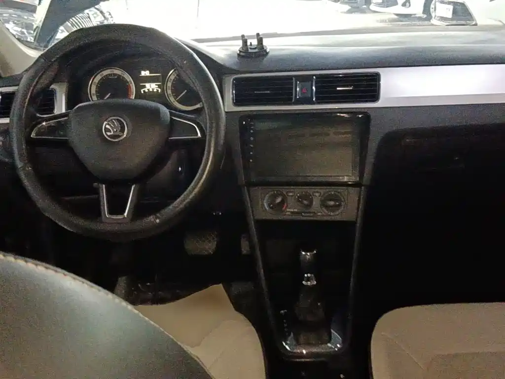 Skoda Rapid 2017 — фото 10