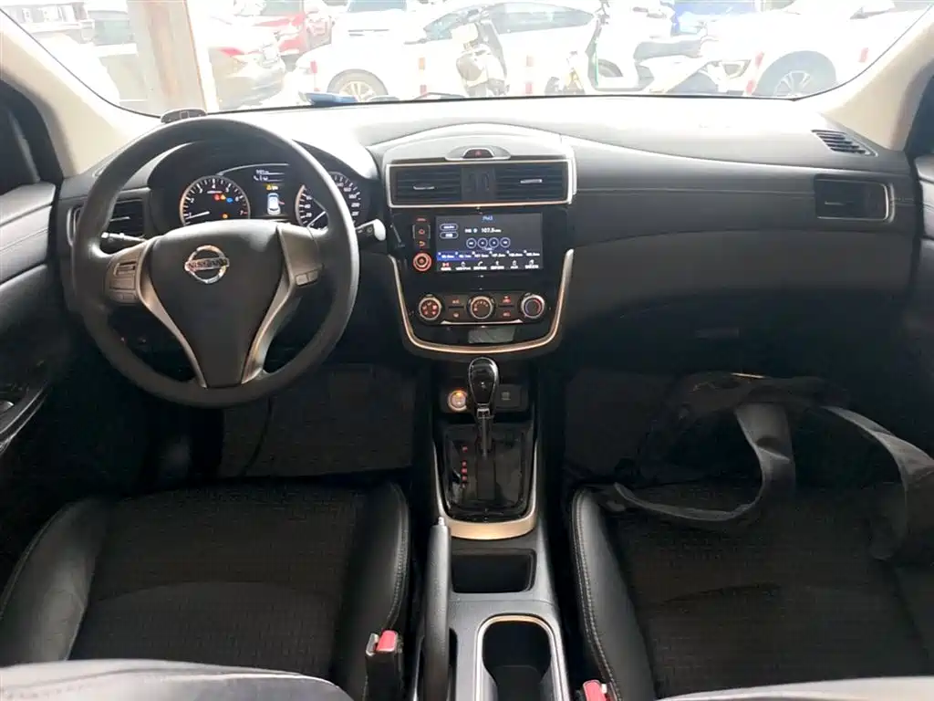 Nissan Tiida 2017 — фото 10