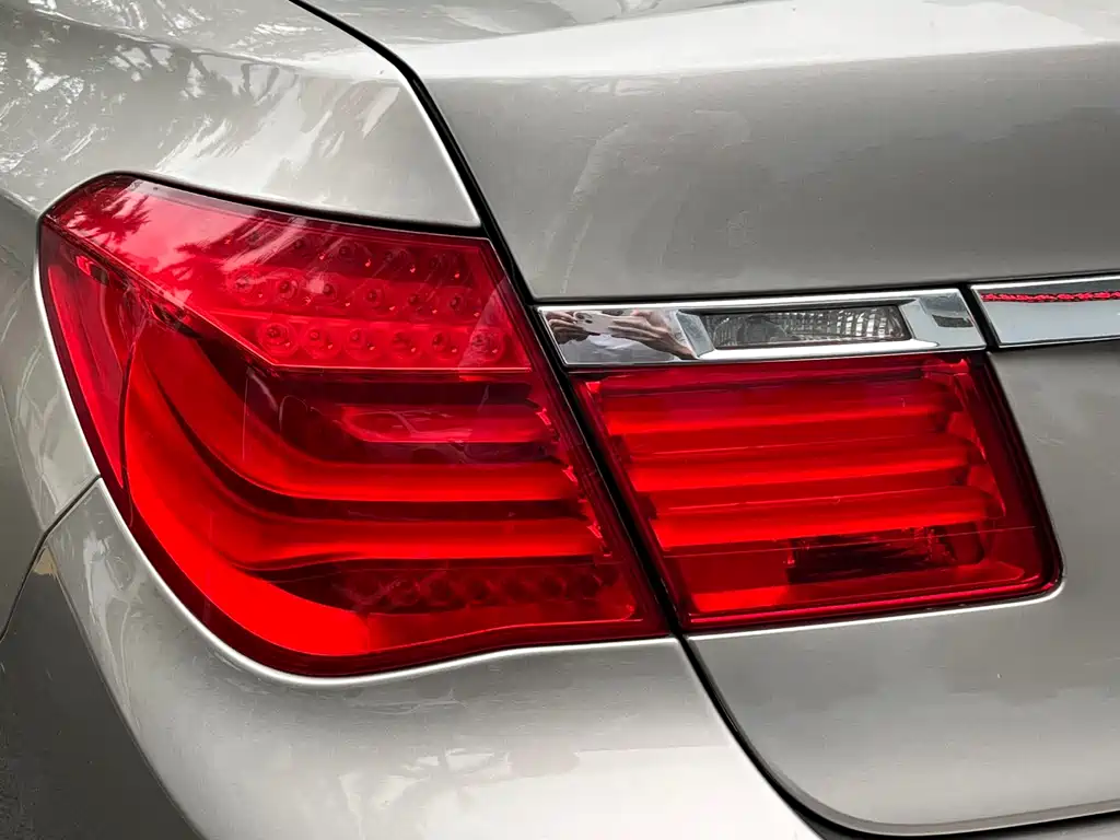 BMW 7 Series 2011 — фото 15
