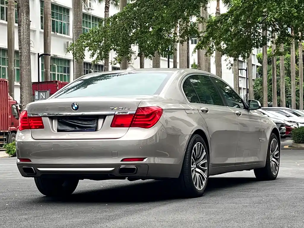 BMW 7 Series 2011 — фото 18