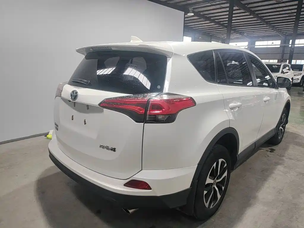 Toyota RAV4 2018 — фото 5