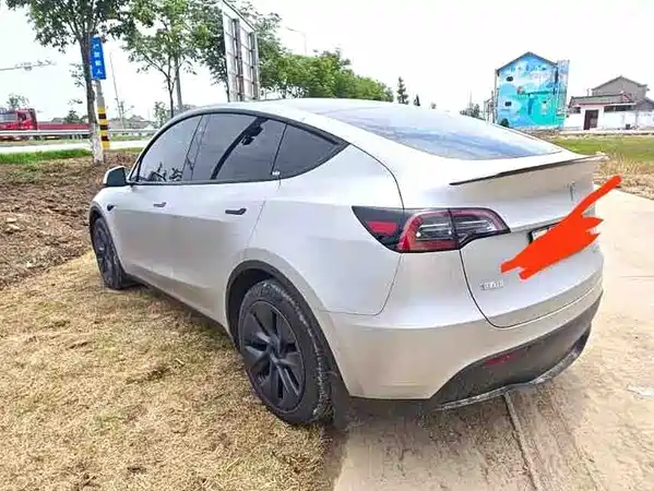 Tesla Model Y 2024