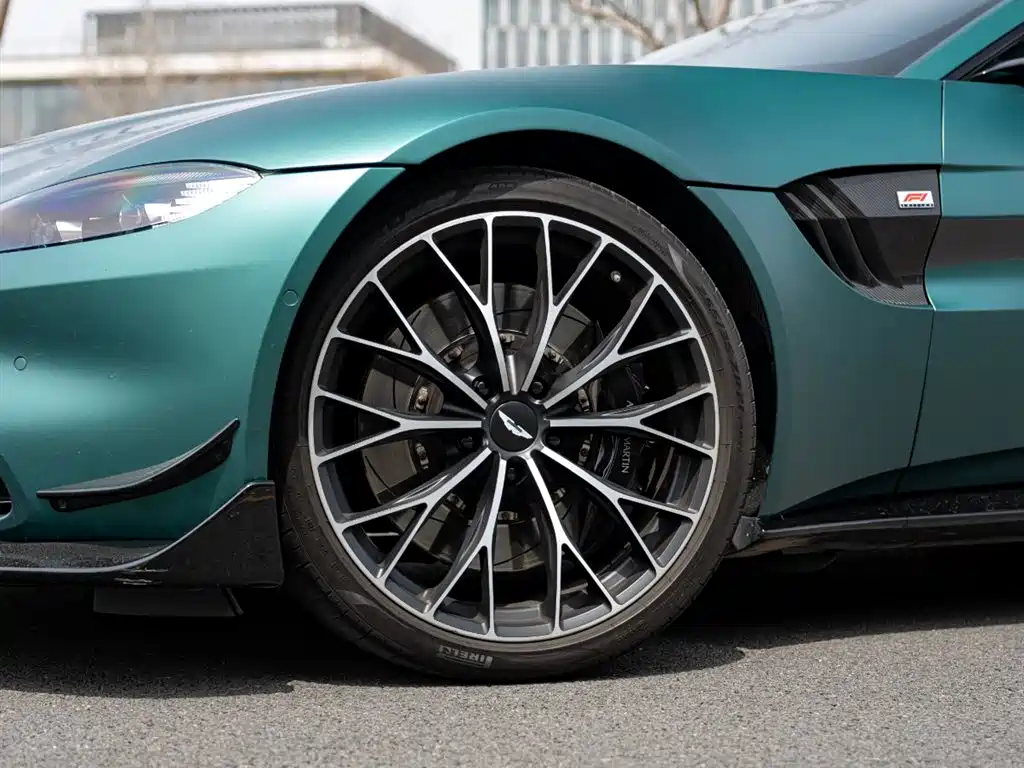 Aston Martin V8 Vantage 2022 — фото 8