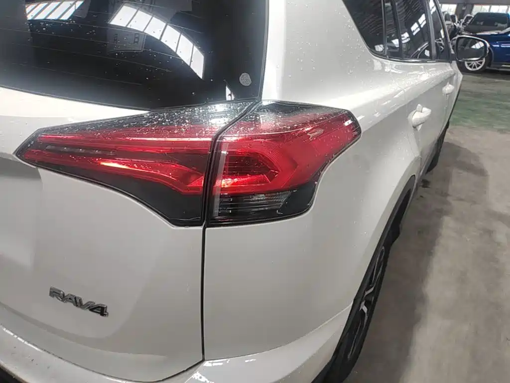 Toyota RAV4 2018 — фото 24