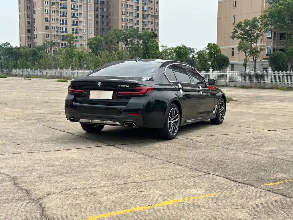 BMW 5 Series 2023 — фото 10