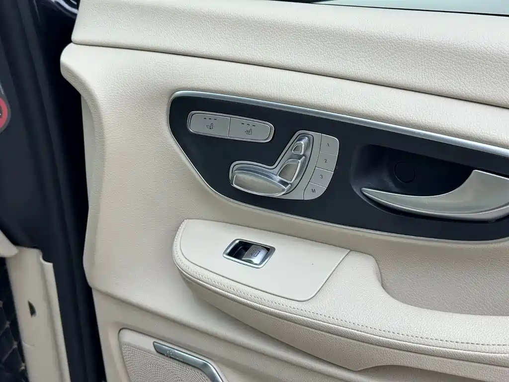 Mercedes-Benz V-Class 2023 — фото 37