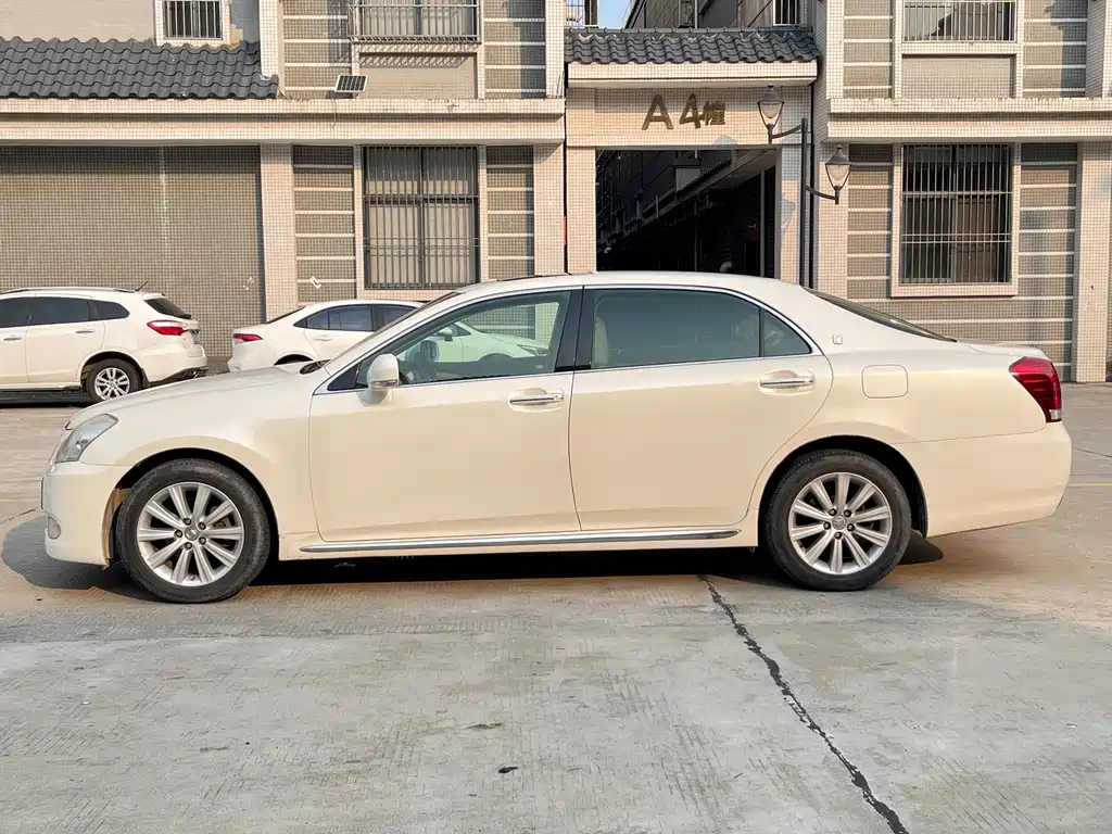 Toyota Crown 2010 — фото 4