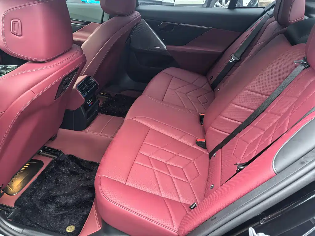 BMW 5 Series 2025 — фото 12