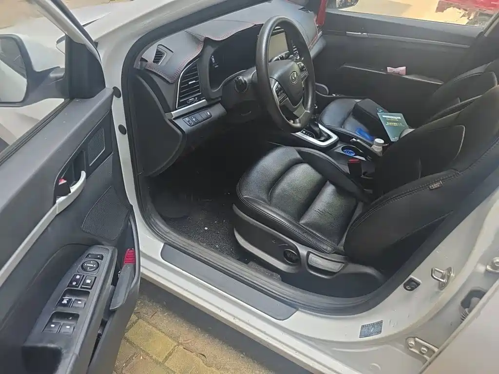 Hyundai Elantra 2018 — фото 14