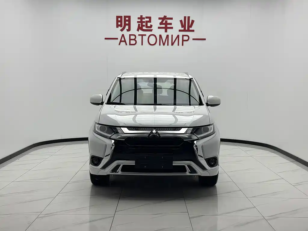 Mitsubishi Outlander 2023 — фото 2