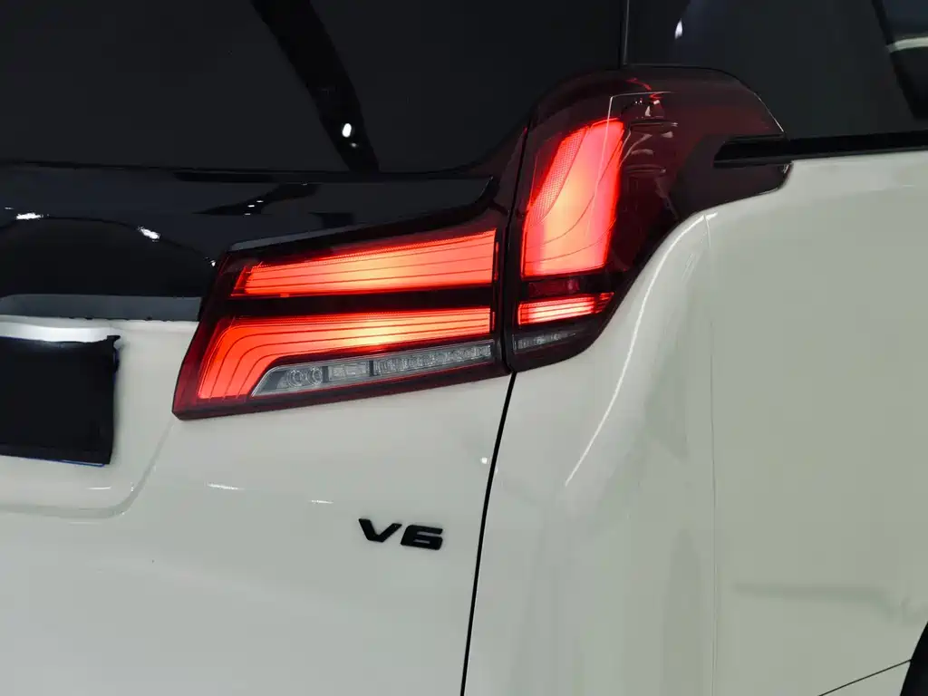 Toyota Alphard 2017 — фото 19