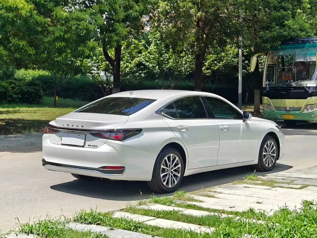 Lexus ES 2025 — фото 15