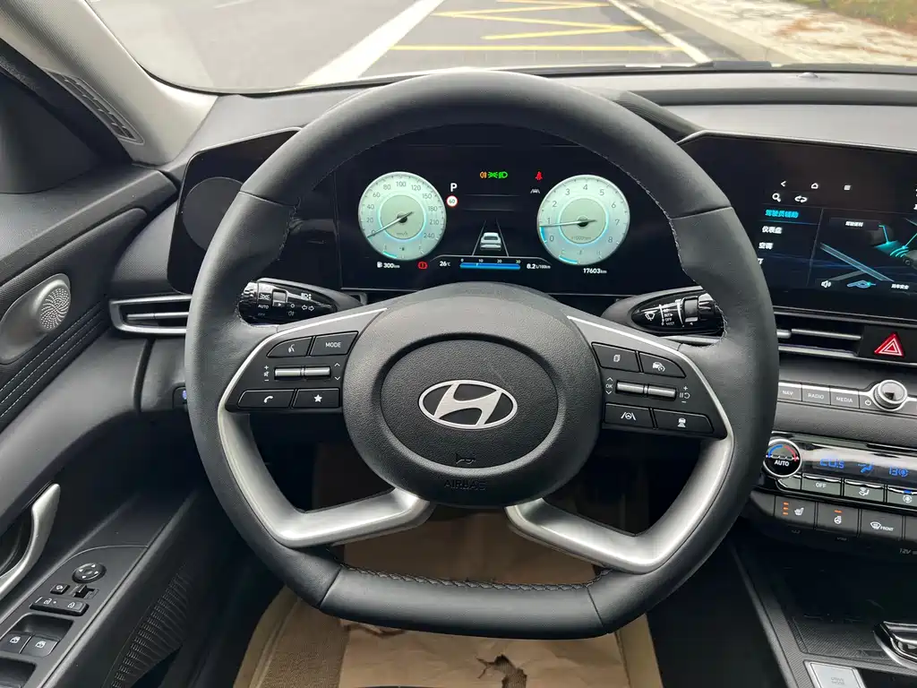 Hyundai Elantra 2023 — фото 17
