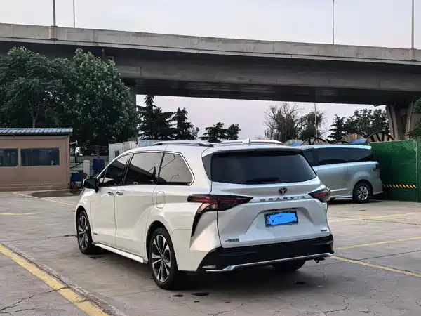 Toyota Granvia 2023