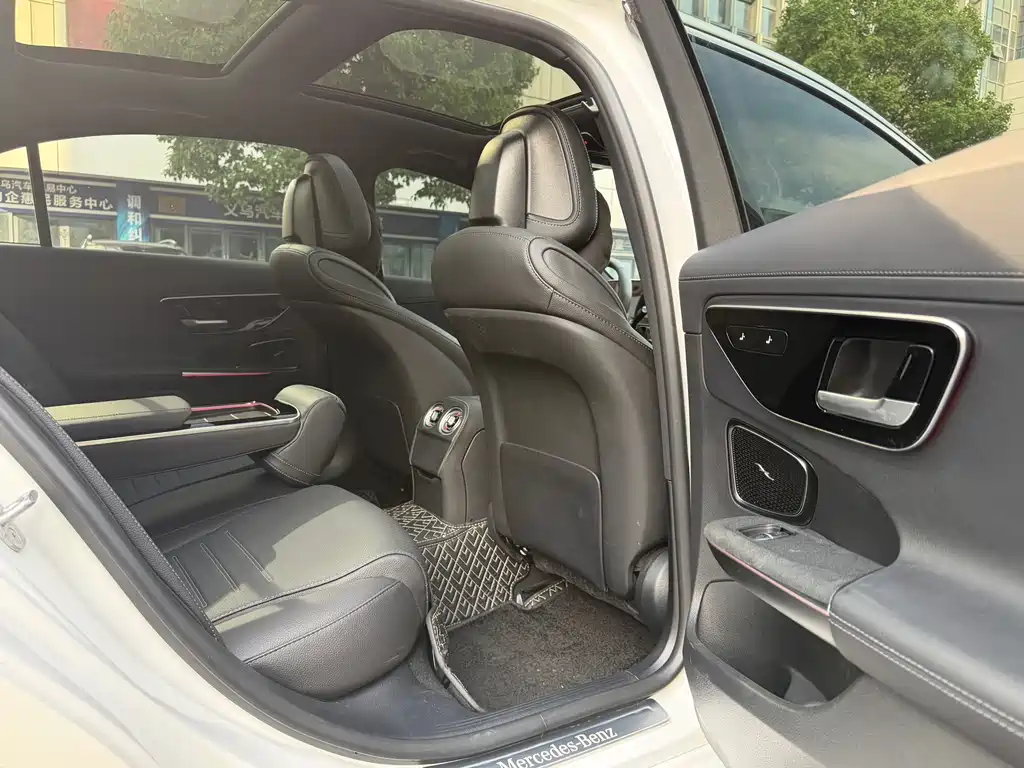 Mercedes-Benz C-Class 2025 — фото 12