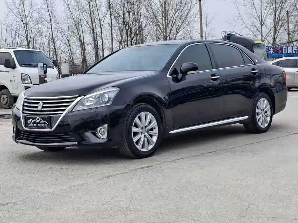 Toyota Crown 2013