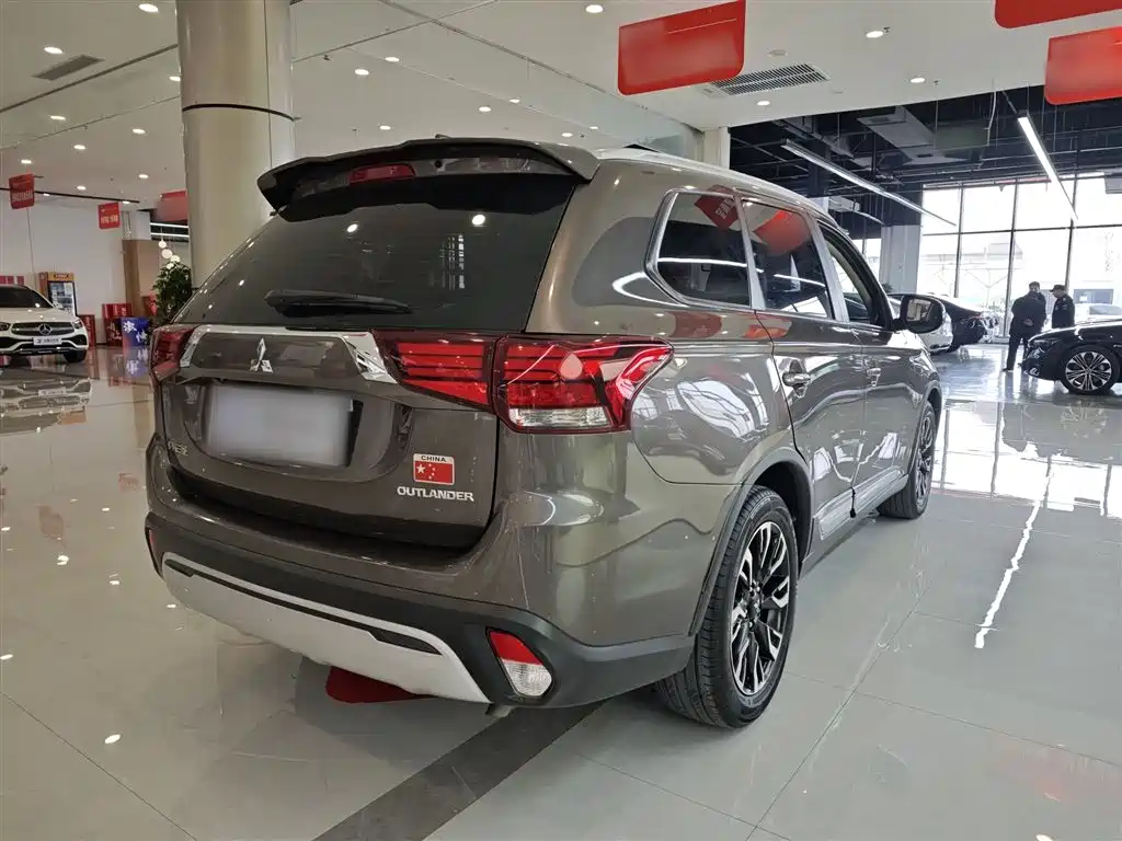 Mitsubishi Outlander 2019 — фото 12