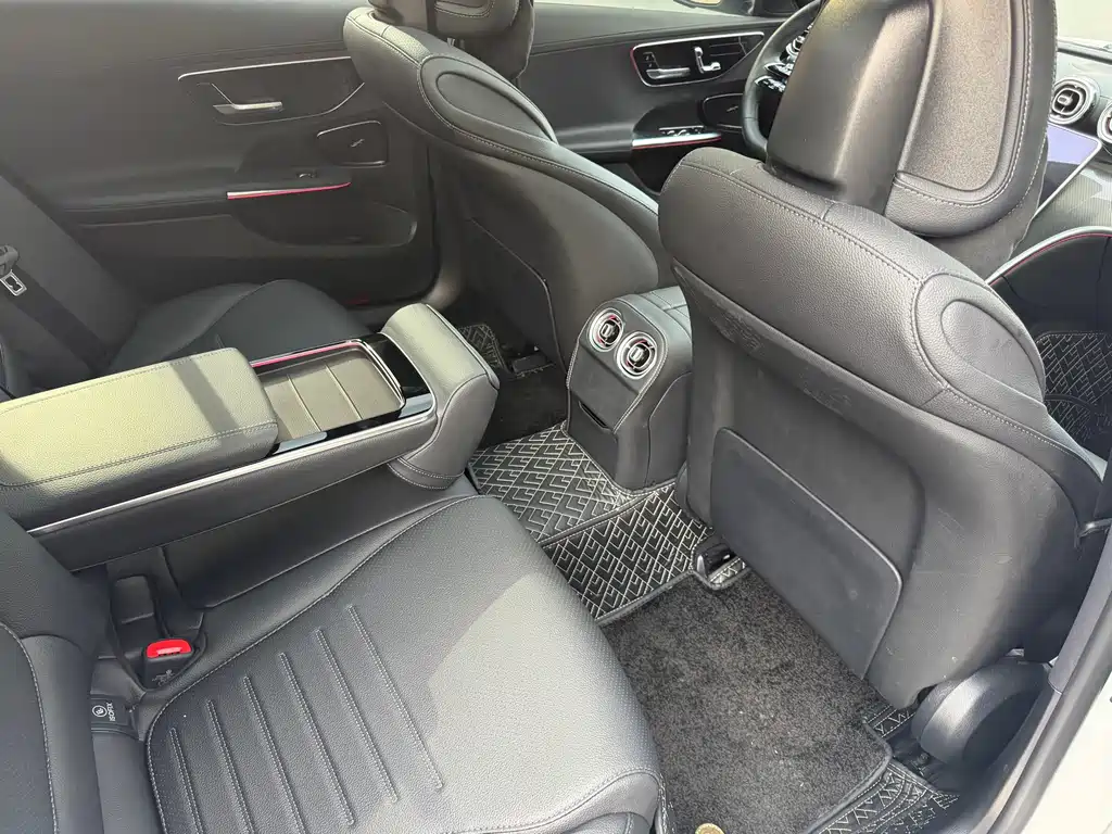 Mercedes-Benz C-Class 2025 — фото 10