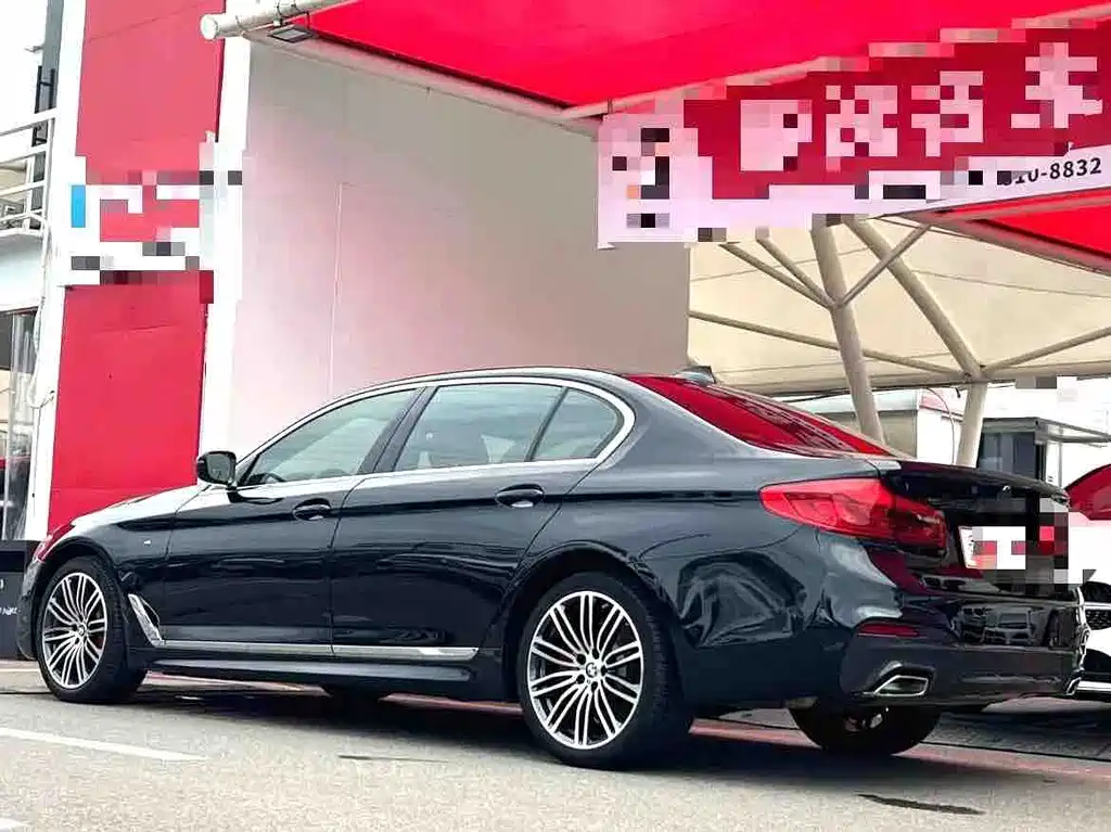 BMW 5 Series 2018 — фото 11