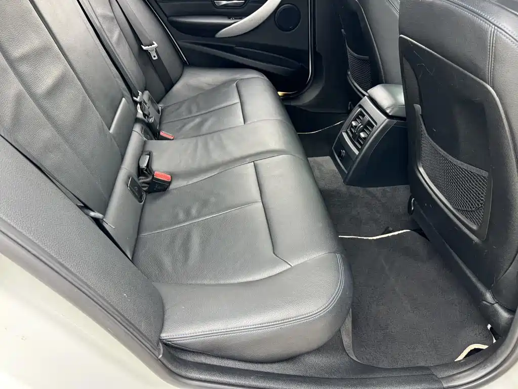 BMW 3 Series 2018 — фото 9