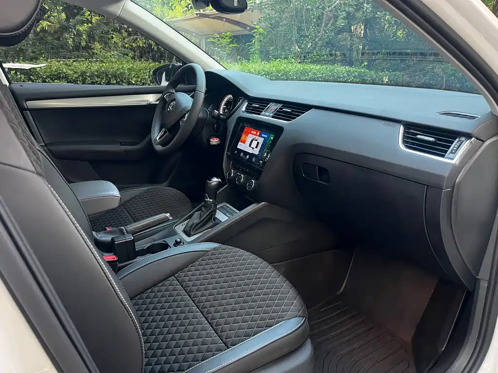 Skoda Octavia 2021 — фото 11