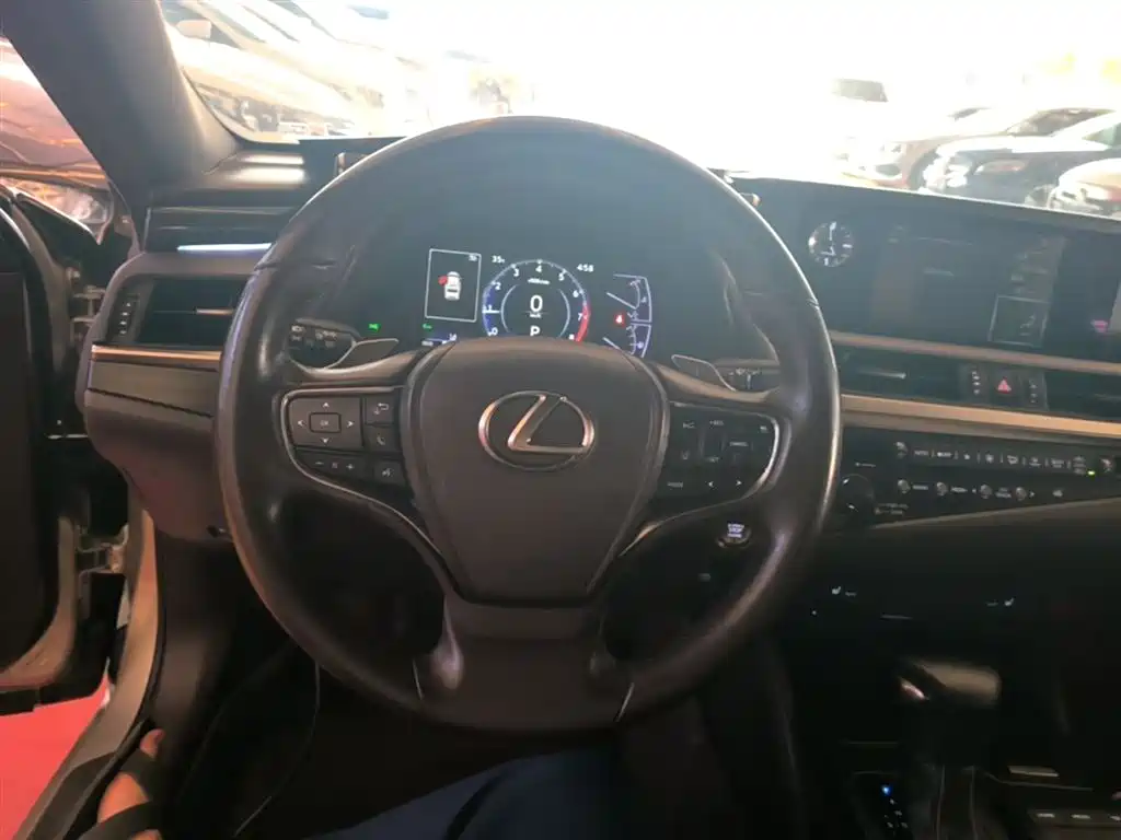 Lexus ES 2019 — фото 11