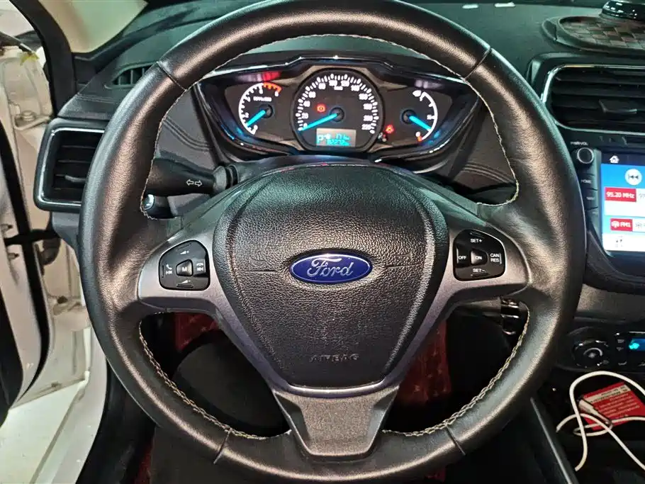 Ford Escort 2017 — фото 15