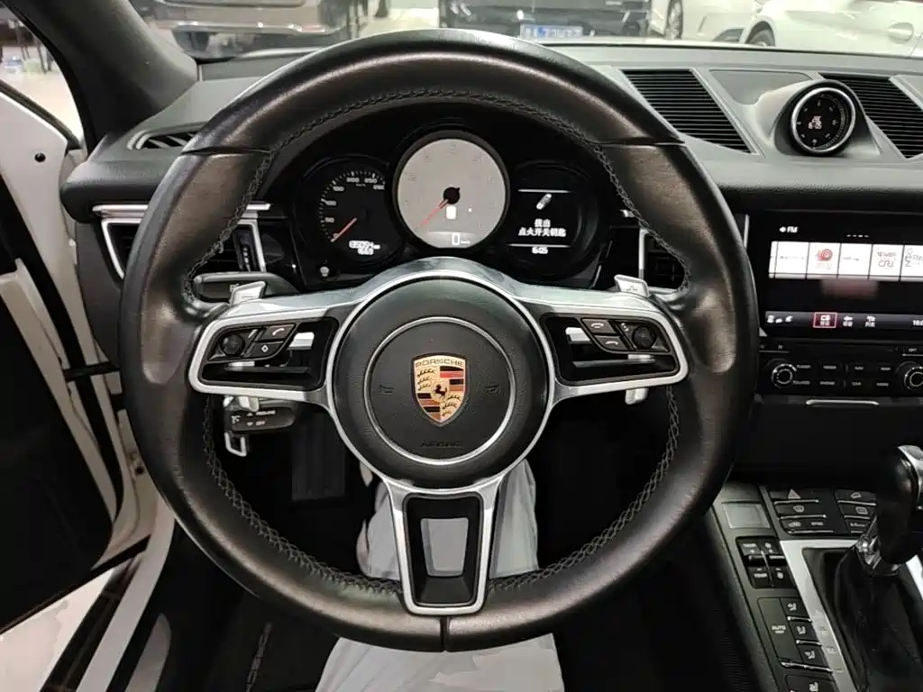 Porsche Macan 2017 — фото 11